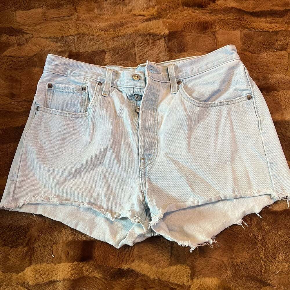 Levi's 501 Original High Rise Cut-Off Denim Shorts Light Wash

#depopsweepstakes